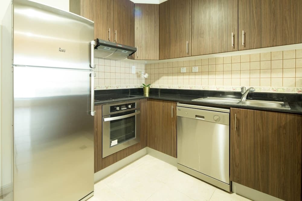 Light & Contemporary 1BR in Marina - Sea Views!