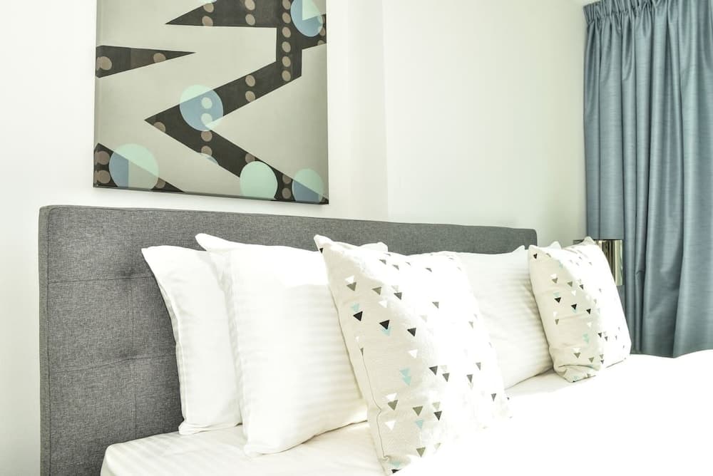 Superior and Upgraded 1BR in Heart of Marina!