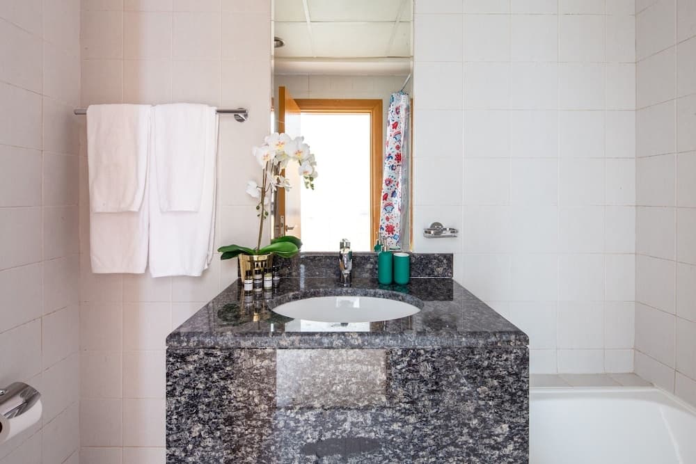 Dazzling & Picturesque 1BR Apartment In Business Bay