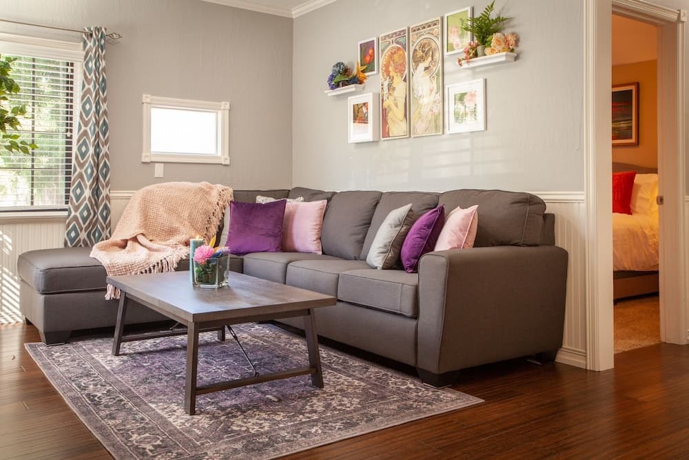 Cute And Relaxing 2br House In Cherry Street District 2 Bedroom Home by Redawning