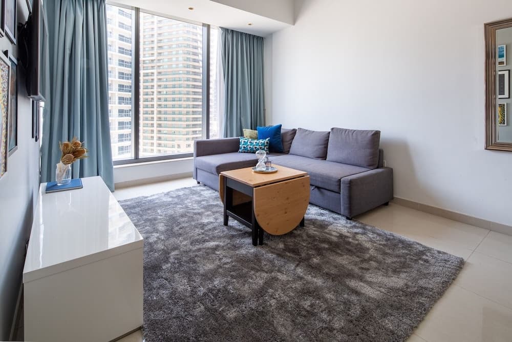 Artistically Decorated 1BR Apartment In Marina