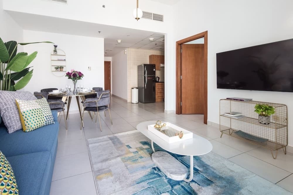 Elegantly Modern 1BR With Lovely Marina Views!