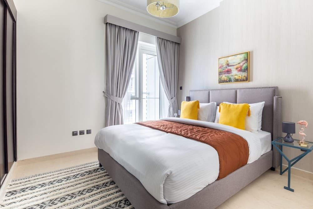 Luxuriously Elegant 2BR Apartment in Downtown Dubai