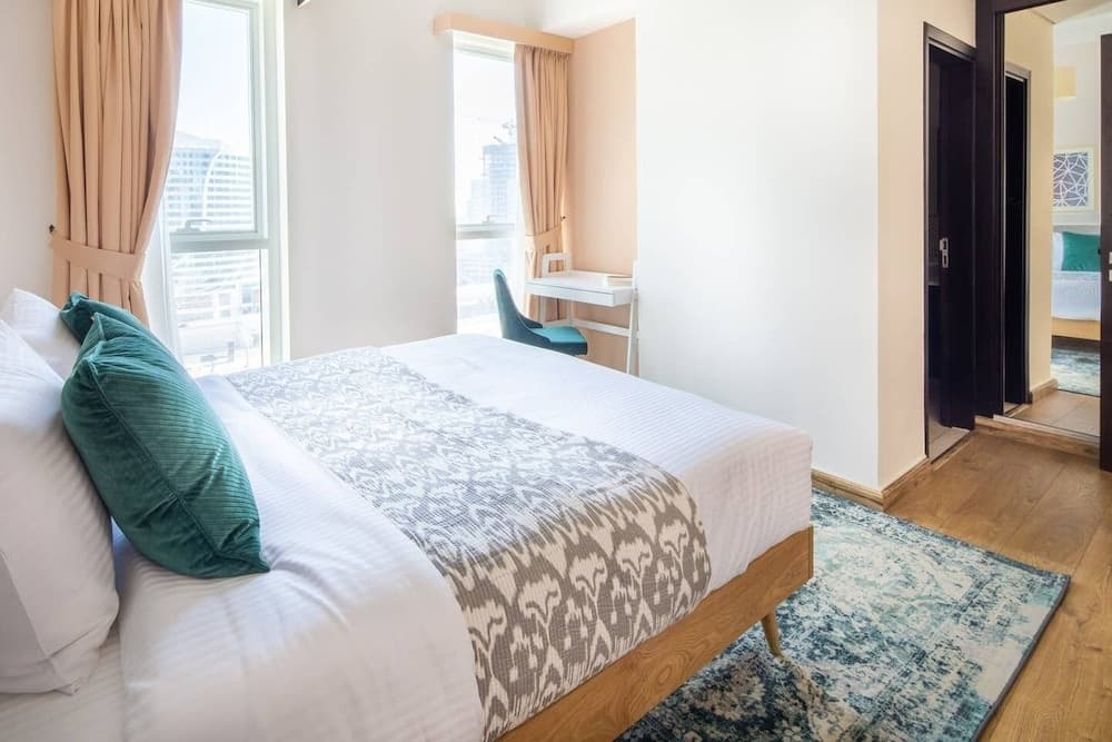Luxurious Living In This 2BR With Study in Downtown Dubai - Sleeps 5!
