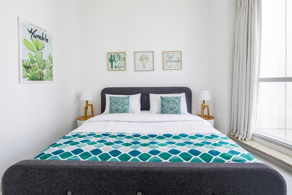 Modern + Light 2BR in Dubai Marina w/ Sea Views!