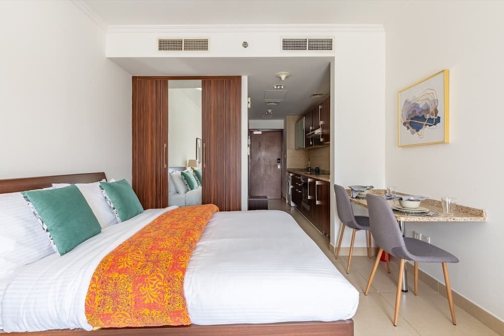 Warm & Striking Studio Apartment in the Heart of Jlt!
