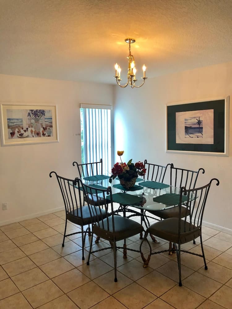 Three Bedroom Condo - 8841 GP - Vusa