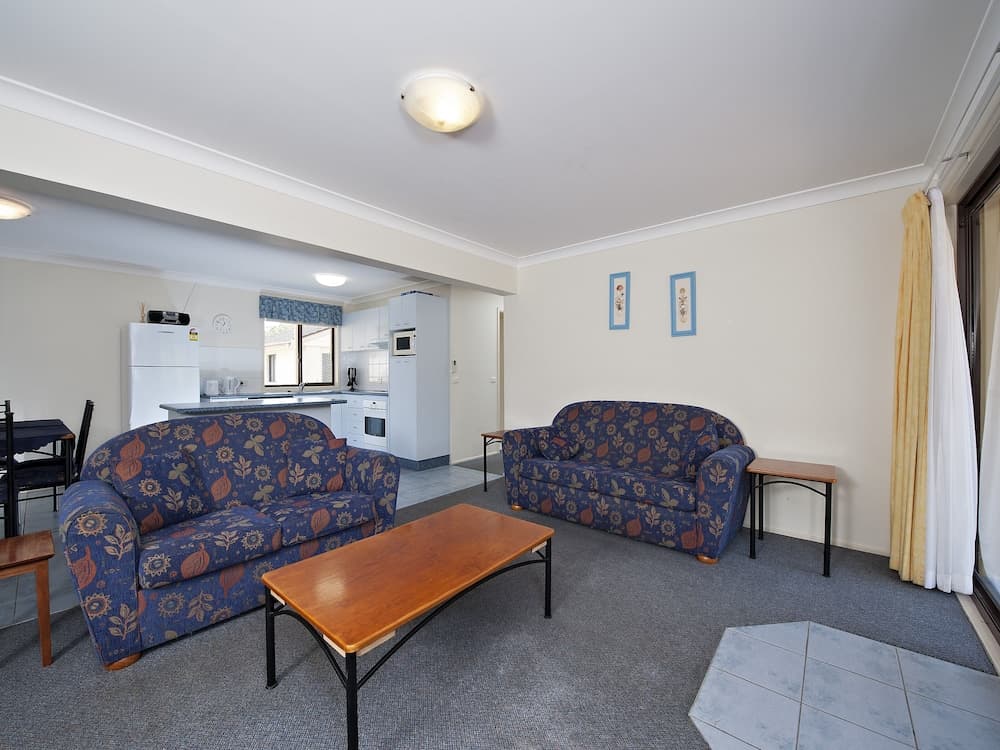 The Breakers, 16B Government Road