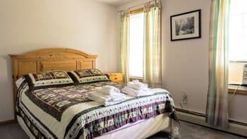 A Charming Private Home Rental, Beautifully Landscaped and Located in Forest Ridge, Lincoln, NH - Fr42l