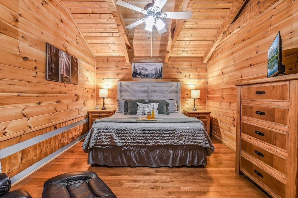 A-bluff & Beyond 2 Bedroom Cabin by RedAwning