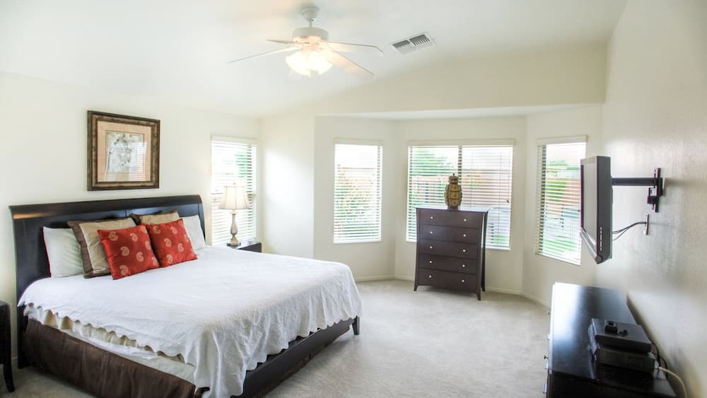 Near Great Shopping & Dining! Pool Table & Games!