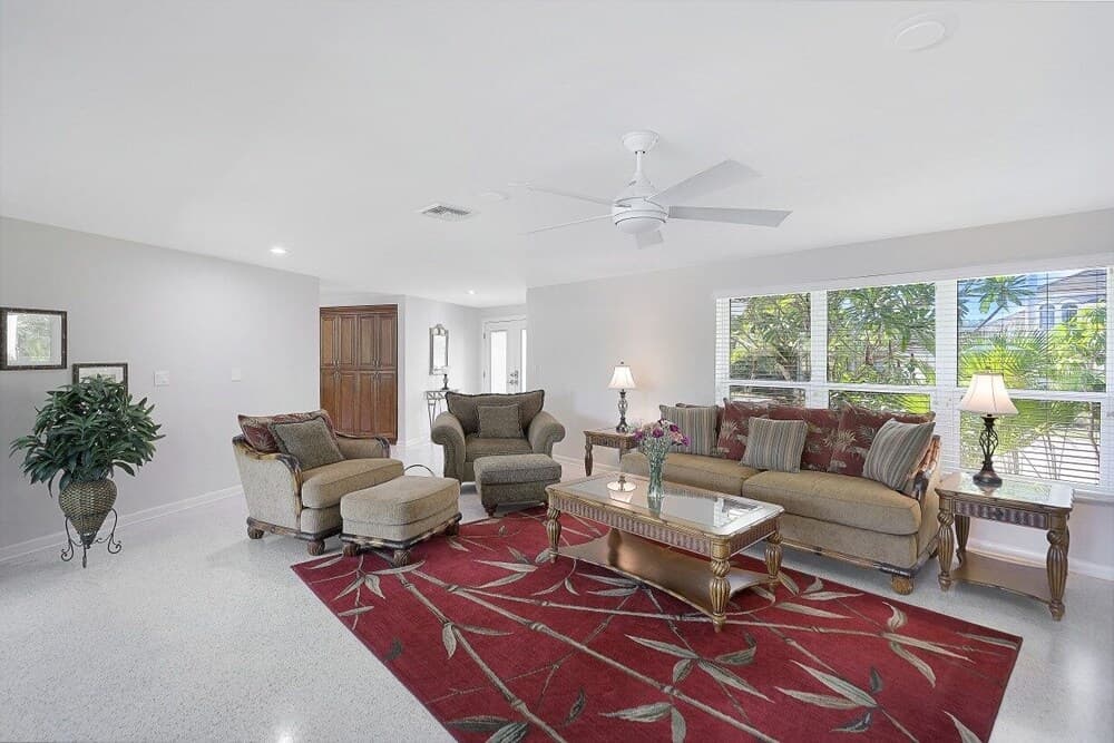 Pool And Vacation! 3 Bedroom Home by Redawning