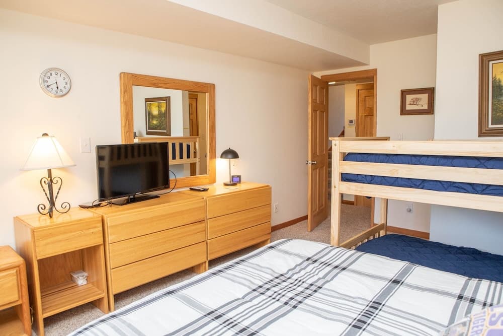 1622 Quicksilver 2 Bedroom Townhouse by RedAwning