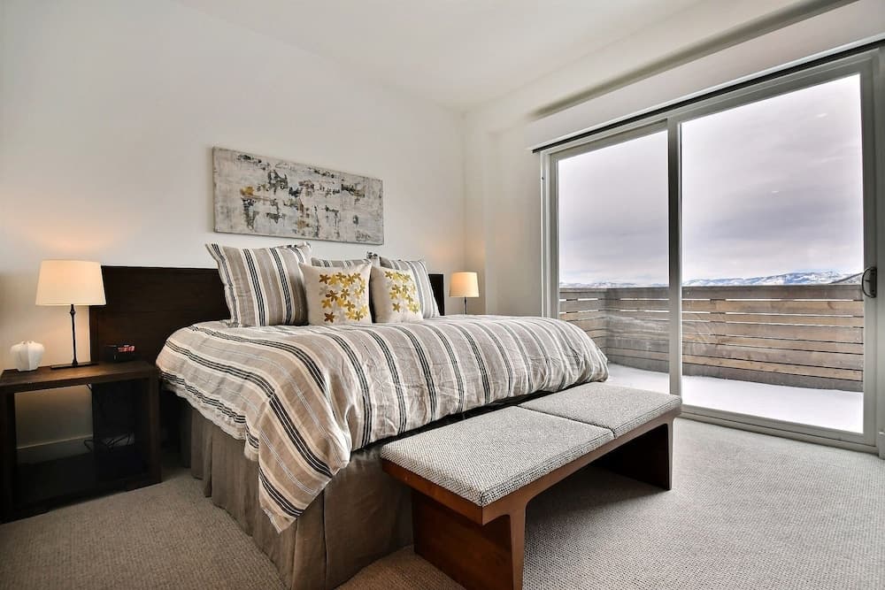 Ski-in/ski-out Elegant 5br/6ba 5 Bedroom Townhouse by Redawning