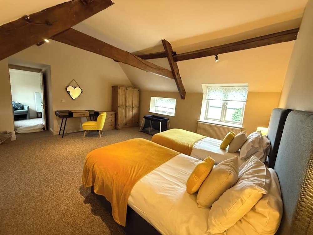 4 Bed - Historic Inn & Cider Pub - Free Parking