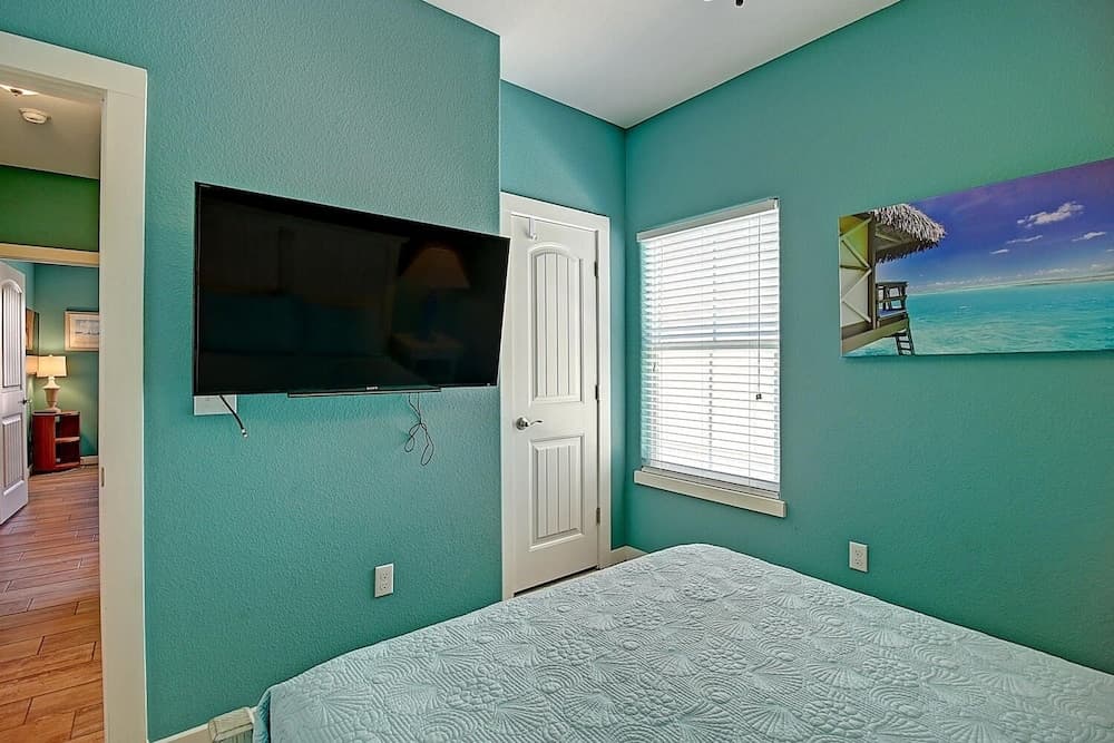 Tropical Wave 3 Bedroom Townhouse by Redawning