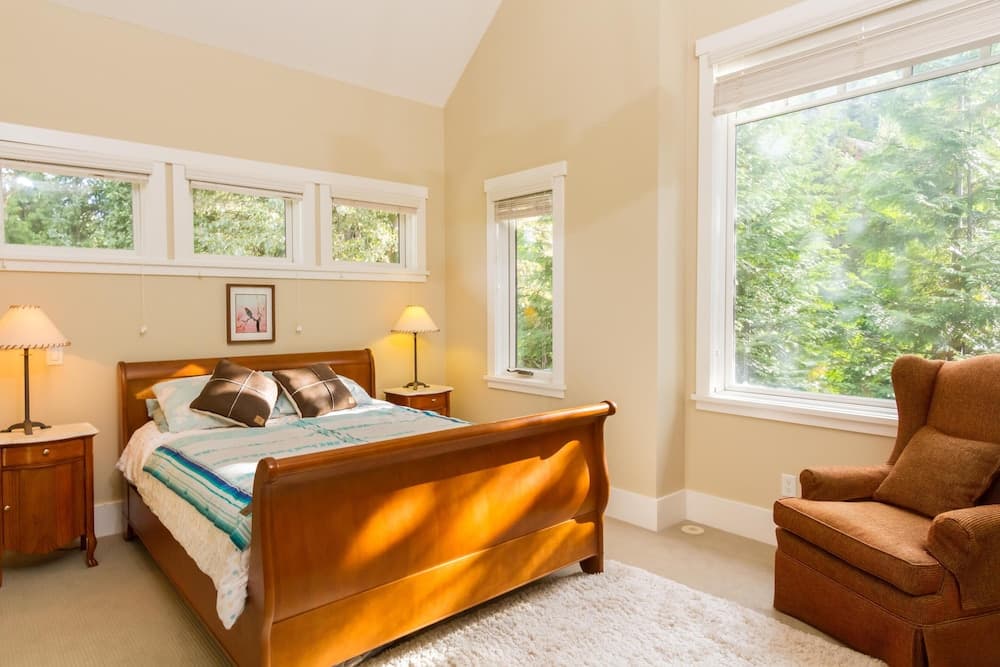 Spacious Town Home With Private Hot Tub