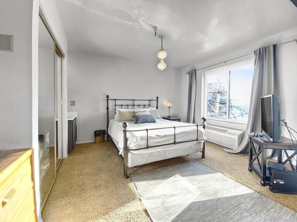 Carriage House 305 1 Bedroom Condo by Redawning