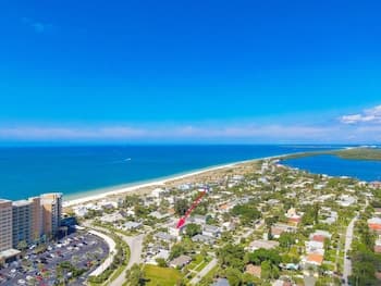 Sunny Escape - A Monthly Beach Rental 3 Bedroom Home by Redawning