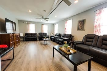 THE 1023 With Private Yard & Parking, Near Falls & Casino by Niagara Hospitality