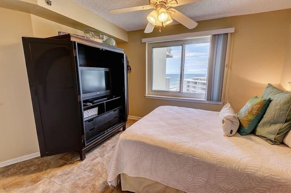 Tradewinds 1007 2 Bedroom Home by Redawning