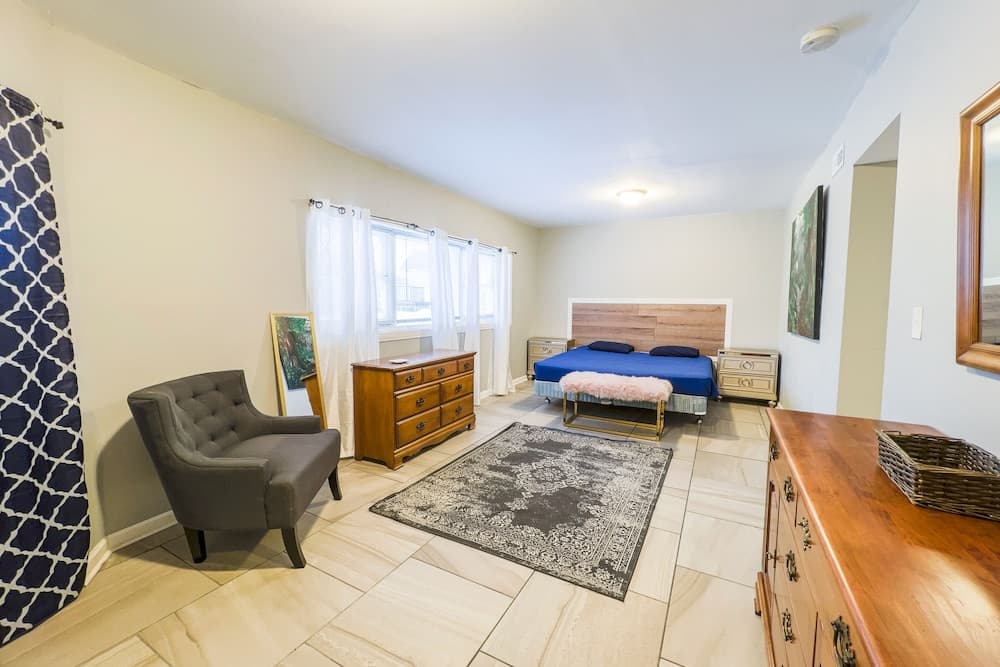 The Stone Castle - With Private Yard & Parking, Near Falls & Casino by Niagara Hospitality