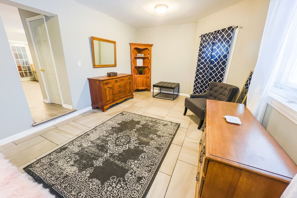 The Stone Castle - With Private Yard & Parking, Near Falls & Casino by Niagara Hospitality