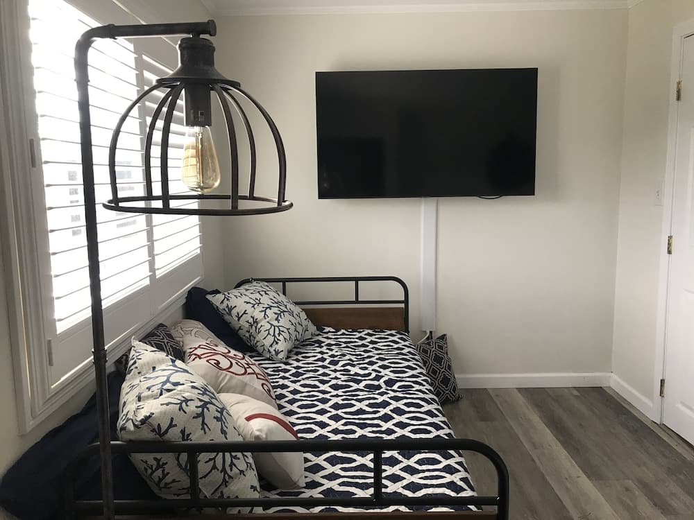 Vineyard Harbor Motel - Private Beach