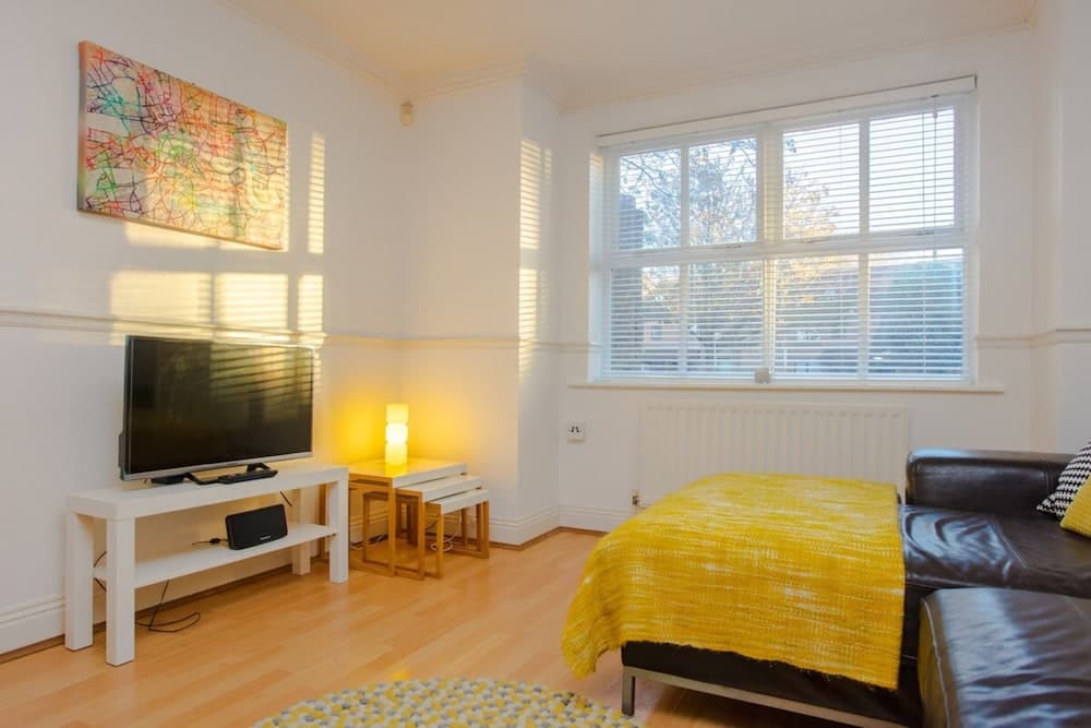 Contemporary 1 Bedroom Flat in Camberwell Oval