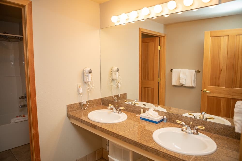 5016 Gateway Studio Bedroom Condo by RedAwning