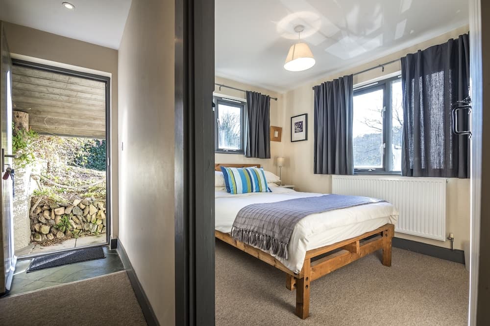 Rock Cottage - 3 Bedroom Holiday Home