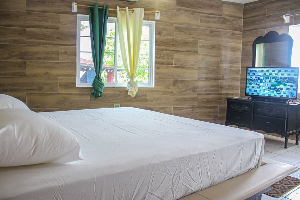 Aqua Verde- Burbon Beach Club