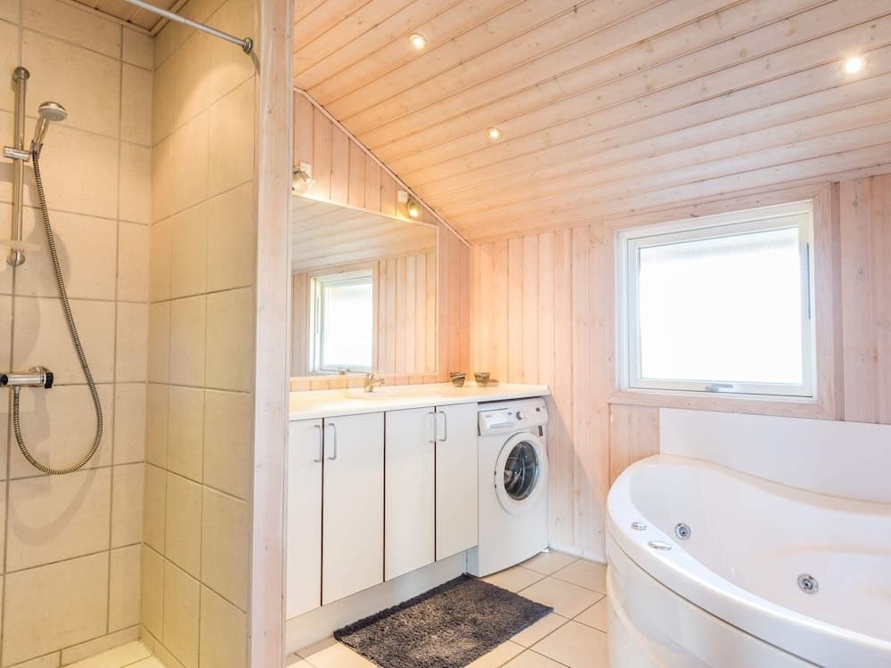 Bright and Spacious Family Retreat-by Traum