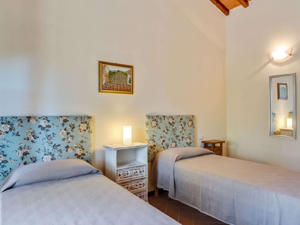 Farmhouse in Tuscany With Pool & Vineyard View