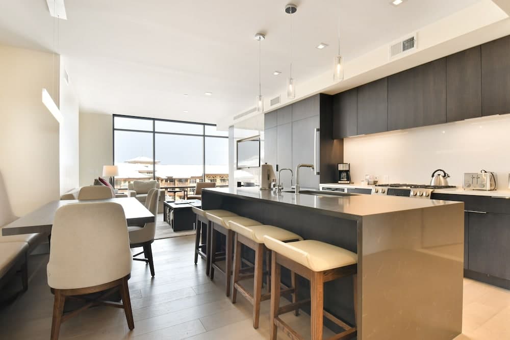 Mountain-modern 2 Br Ski In/ski Out 2 Bedroom Condo by Redawning