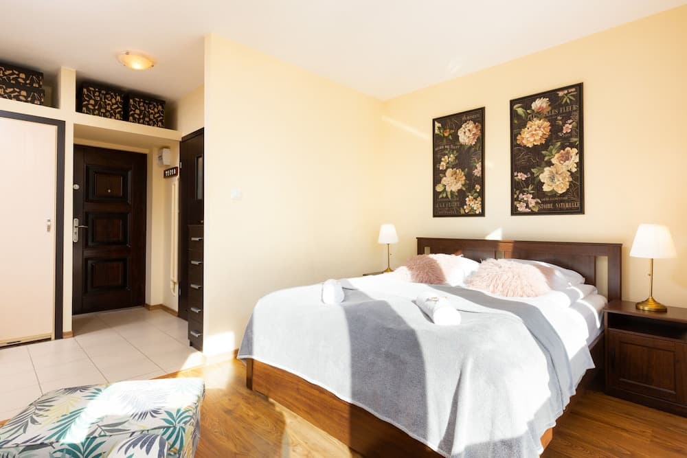 Apartments Warsaw Krucza by Renters