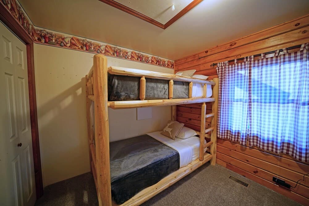 Lazy Bear Lodge ~ Mountain Views ~ Pool Table