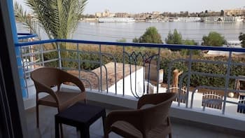 Hofni Palace Nile Niew