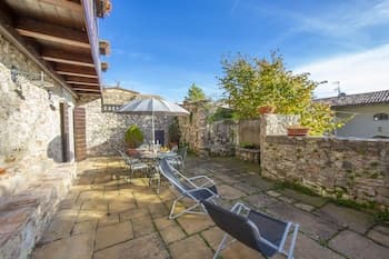 Iris in hilly area- Dog Friendly