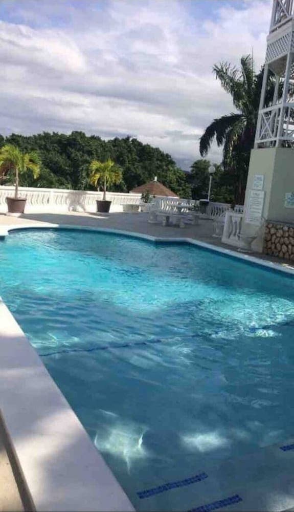 1 Bed Villa - Sleeps 2 - Garden - Parking - Wifi