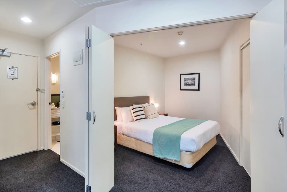 Central Queen St Apartment | Aircon & WiFi