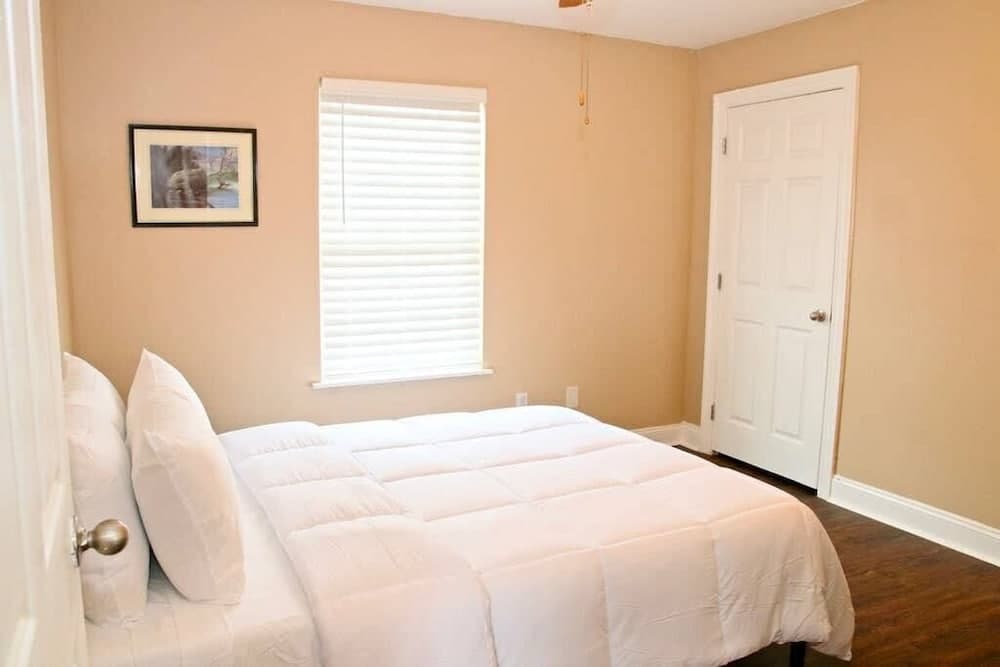 Lasalle 1d/2d · Spacious Unit Great for Groups in Gated Complex!