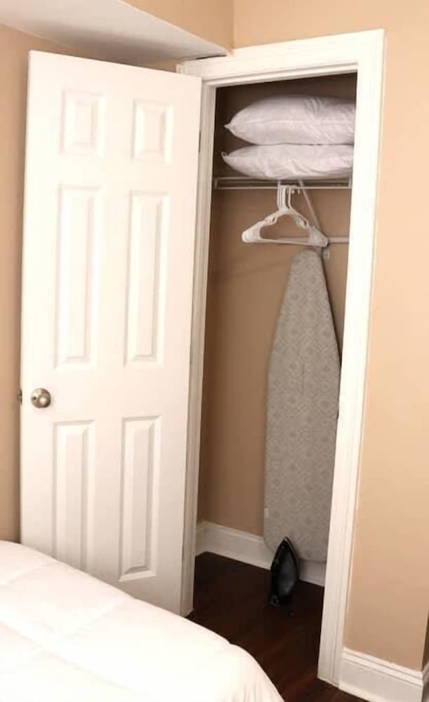 Lasalle 1d/2d · Spacious Unit Great for Groups in Gated Complex!