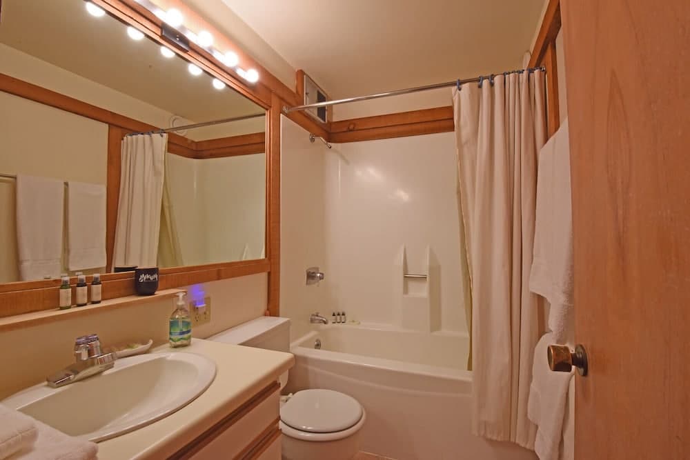 A Golden Getaway Pool, Hot Tub, Tennis, & More