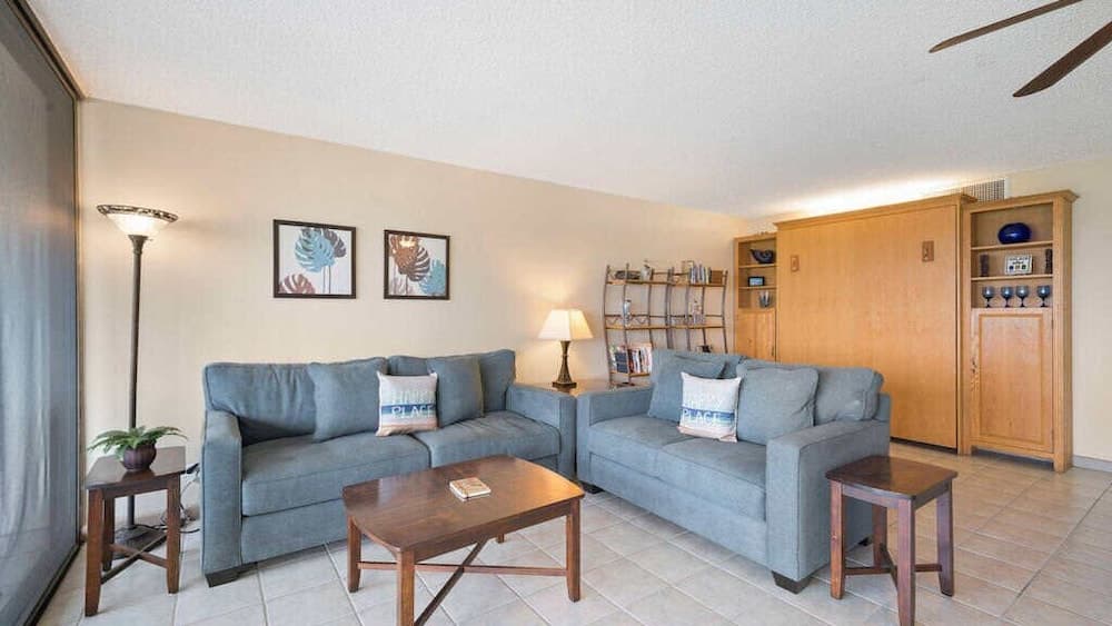 Kona Alii Oceanview Pool Shops & Restaurants