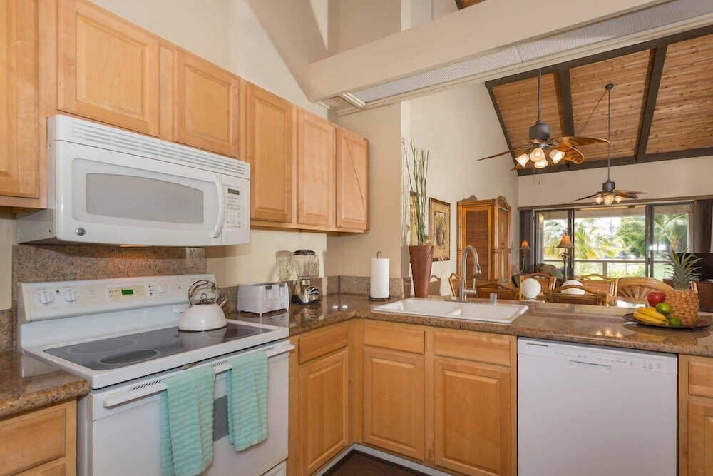 Surf & Racquet Club #6-303