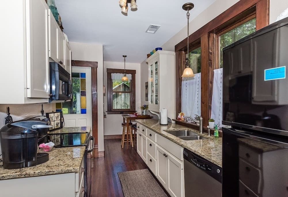 Mistletoe House 2 Bedroom Home by Redawning