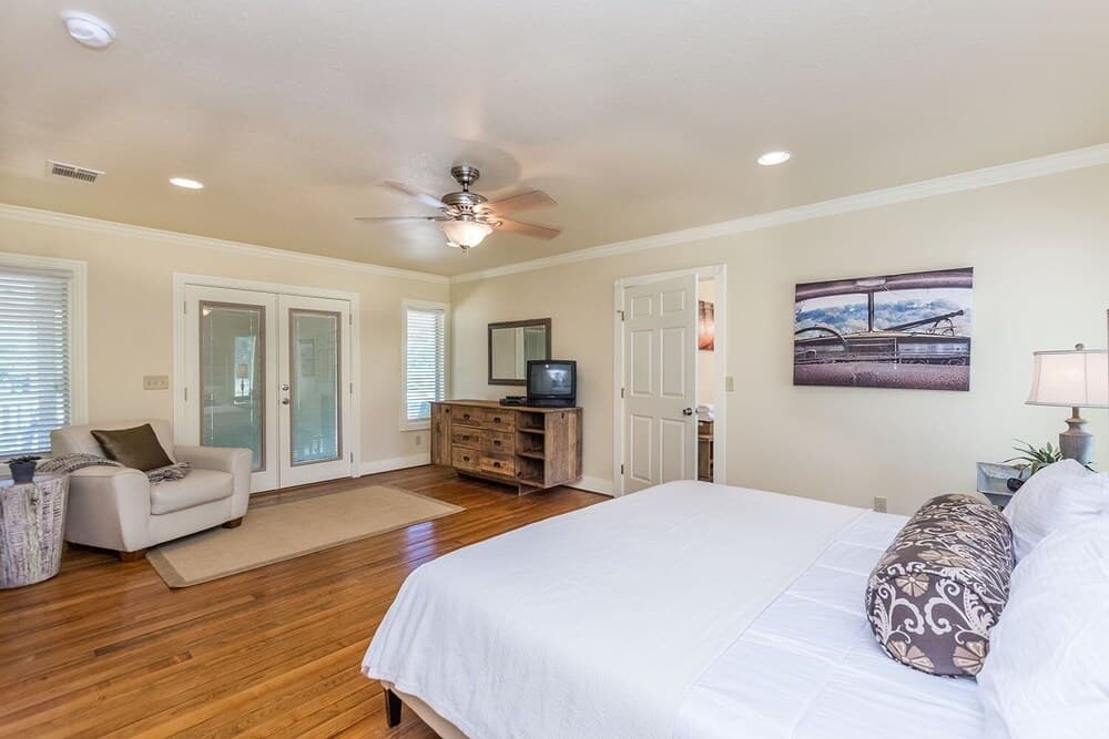 Milam Street Manor 3 Bedroom Home by Redawning