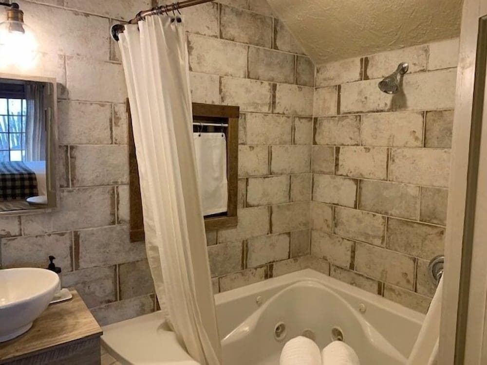 Centre Street Studio 1 Bedroom Cabin by Redawning