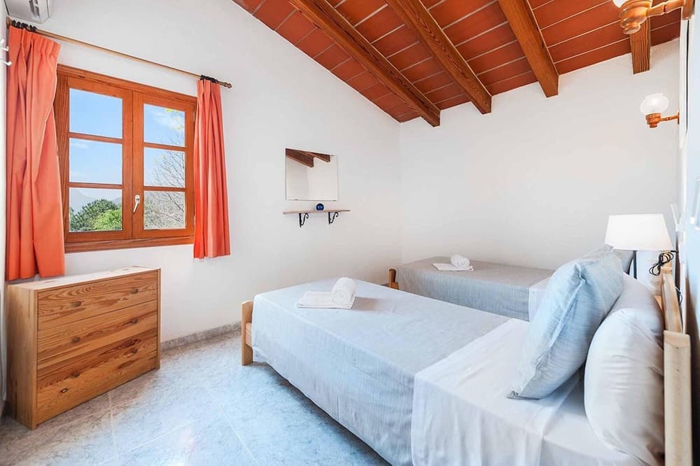 Villa - 5 Bedrooms with Pool and WiFi - 108761